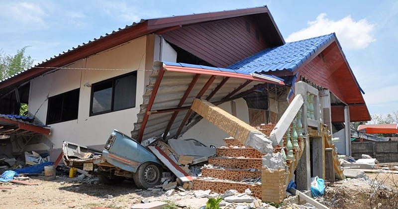 ฝันแผ่นดินไหวบ้านพัง - "Dream of an earthquake and house collapse"