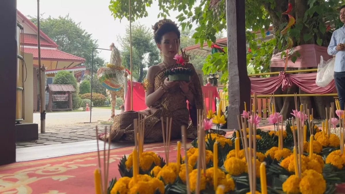 ถูกหวย 17 ใบ - "Dressed in Thai costume to make a vow to Ai Som Chun"