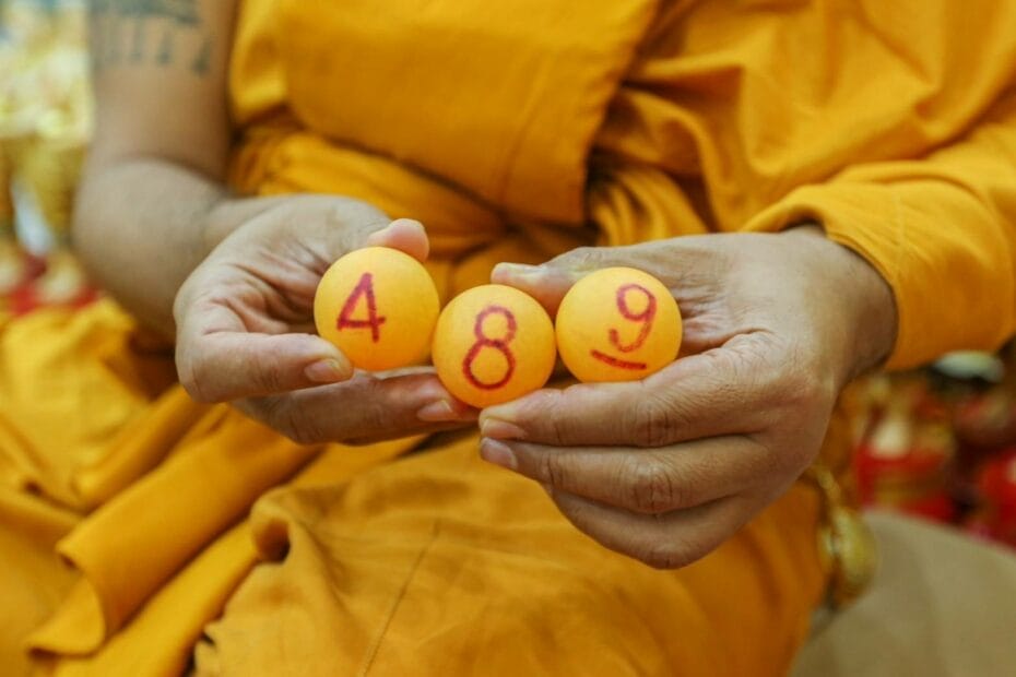 แห่ส่องเลขปิงปองนำโชค หลวงพี่น้ำฝน-"ping pong numbers of Luang Phi Namfon"