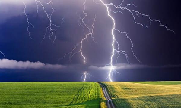 ฝันว่าฟ้าผ่าต่อหน้า-"Dream of seeing lightning strike the ground"