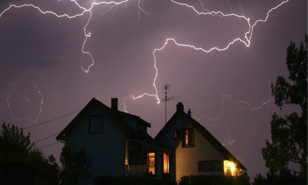 ฝันว่าฟ้าผ่าบ้าน-"Dreamed that lightning struck the house"