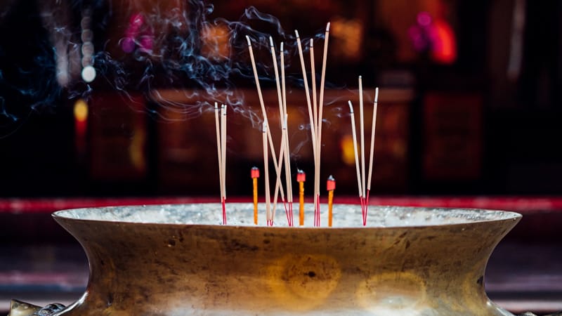 วิธีจุดธูปกลางแจ้ง-"How to light incense sticks outdoors."