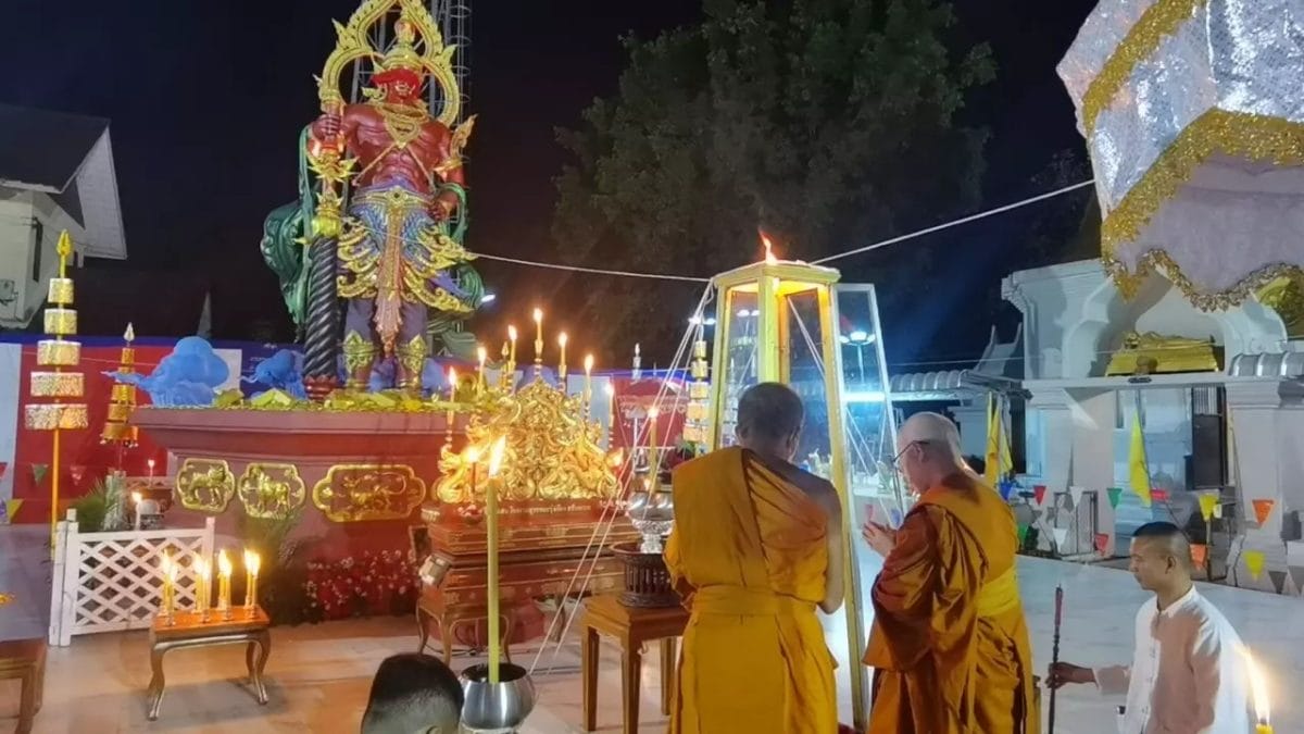 พิธีเบิกเนตร วัดดังเชียงใหม่-"Eye opening ceremony at a famous temple in Chiang Mai"