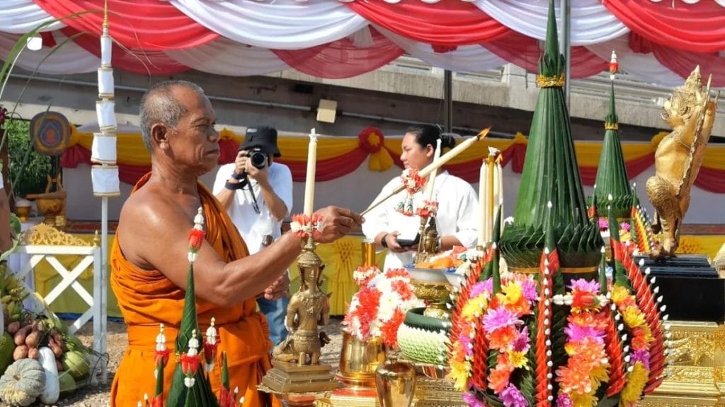 วัดนางตะเคียนจัดพิธีบวงสรวงและเททองหล่อ - "Wat Nang Takhian holds a ceremony to worship and pour gold ingots."