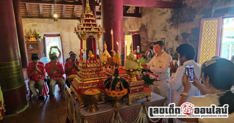 ถวายฉัตร หลวงพ่อทองดำ-"Offering the Chat of Luang Phor Thongdam"